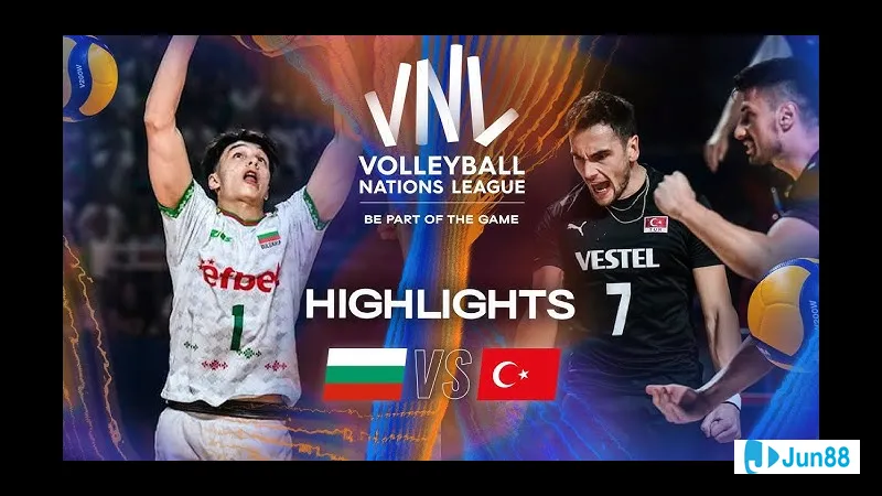 Cầu thủ Bulgaria đang hướng về phía khung thành Thổ Nhĩ Kỳ trong trận đấu Cầu thủ Bulgaria đang hướng về phía khung thành Thổ Nhĩ Kỳ trong trận đấu