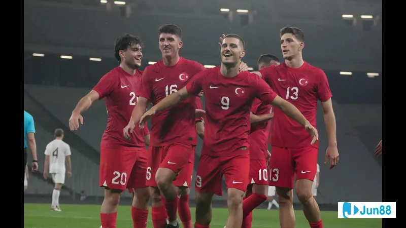 Cầu thủ Bulgaria với mặt hồn nhiên đối mặt với cầu thủ Thổ Nhĩ Kỳ đầy quyết tâm Cầu thủ Bulgaria với mặt hồn nhiên đối mặt với cầu thủ Thổ Nhĩ Kỳ đầy quyết tâm