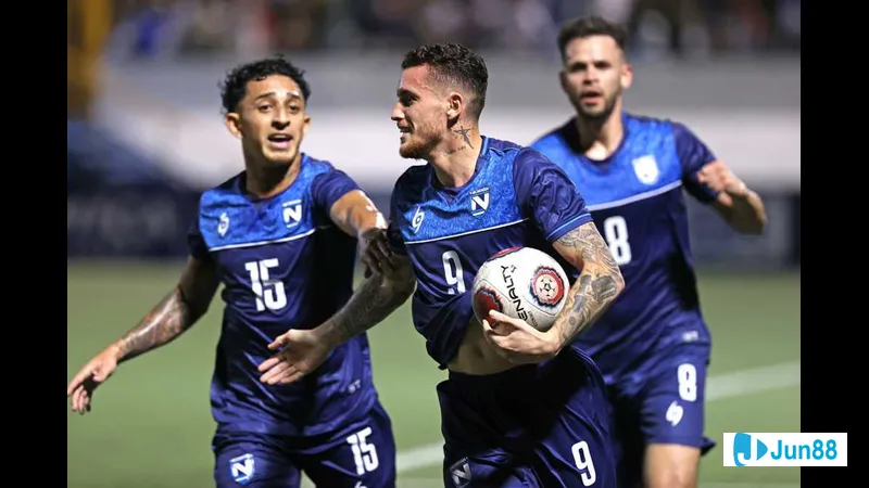 Cầu thủ Costa Rica với bóng hướng về khung thành đối phương trong trận đấu với Nicaragua Cầu thủ Costa Rica với bóng hướng về khung thành đối phương trong trận đấu với Nicaragua