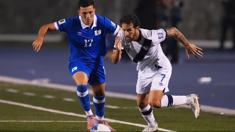 Cầu thủ El Salvador vượt qua cầu thủ Guatemala bằng kỹ thuật đi bóng tinh tế Cầu thủ El Salvador vượt qua cầu thủ Guatemala bằng kỹ thuật đi bóng tinh tế