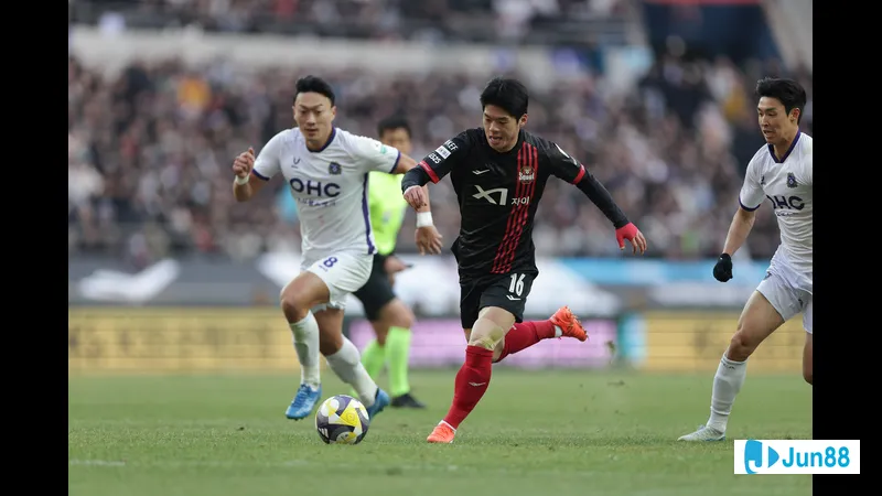 Cầu thủ Gangwon dốc sức chạy để giành bóng từ cầu thủ Anyang. Cầu thủ Gangwon dốc sức chạy để giành bóng từ cầu thủ Anyang.