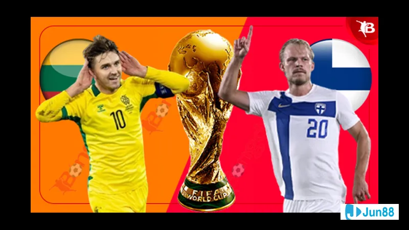 Cầu thủ Phần Lan vượt qua cầu thủ Lithuania trước vòng cấm Cầu thủ Phần Lan vượt qua cầu thủ Lithuania trước vòng cấm